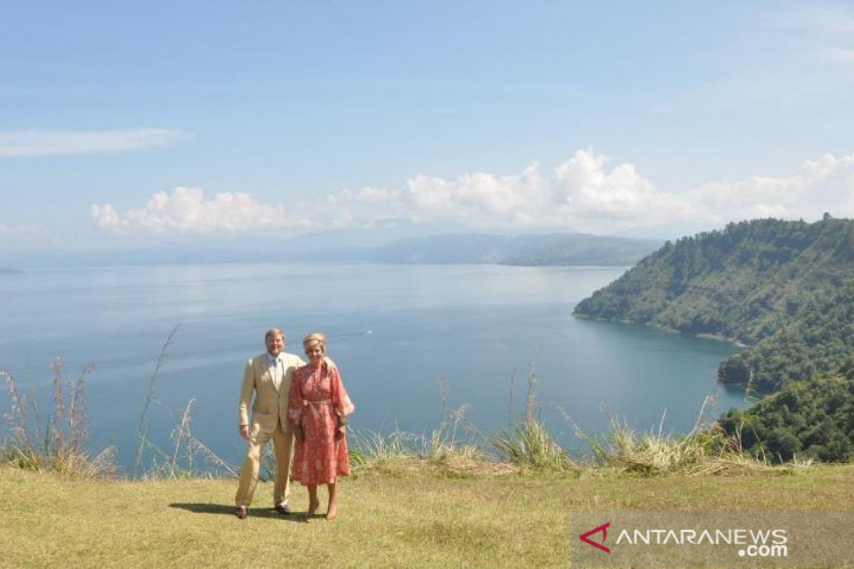 Raja dan Ratu Belanda di Danau Toba