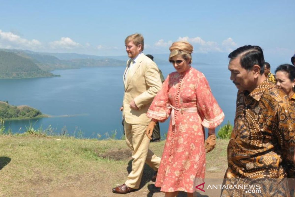 Raja dan Ratu Belanda di Danau Toba