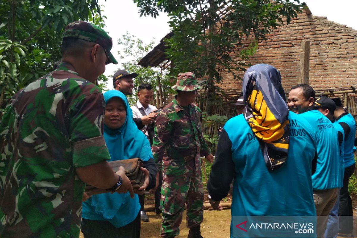 TNI bersama DPRD Kudus bergotong-royong  bedah rumah tak layak huni