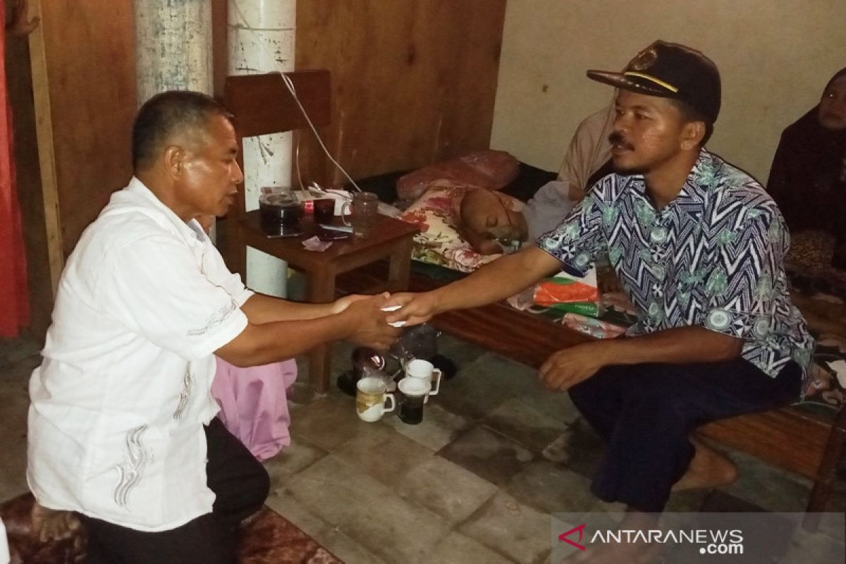 LDII Agam salurkan bantuan biaya berobat pasien kanker tulang