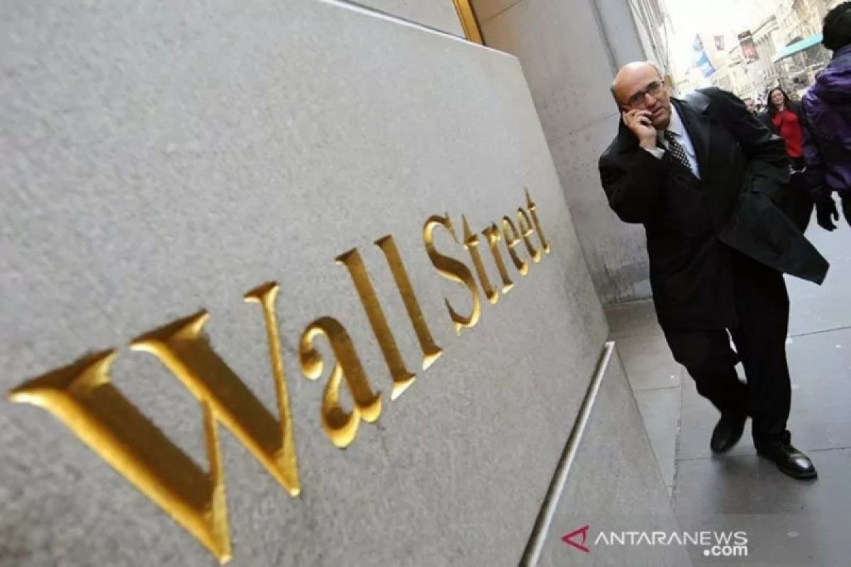 Saham-saham Wall Street tumbang, Dow ditutup di bawah level psikologis 20.000