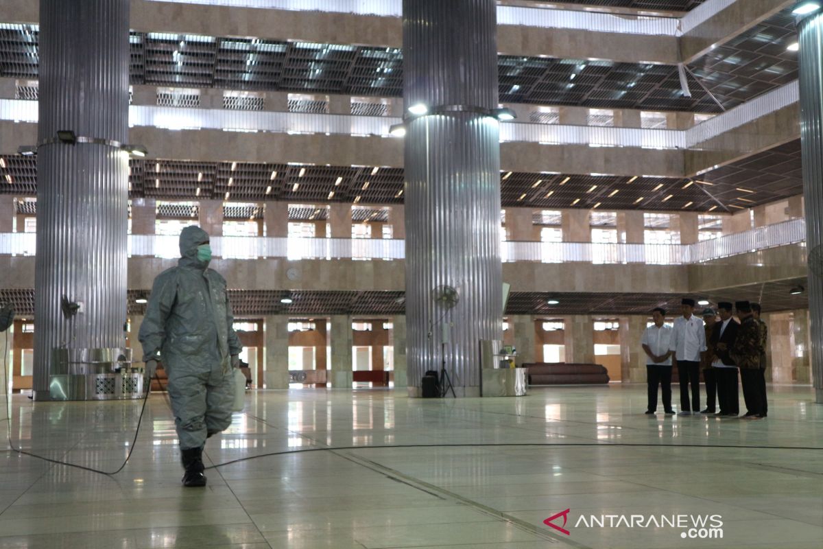 Jokowi observes clean-up activity with disinfectant spray at Istiqlal