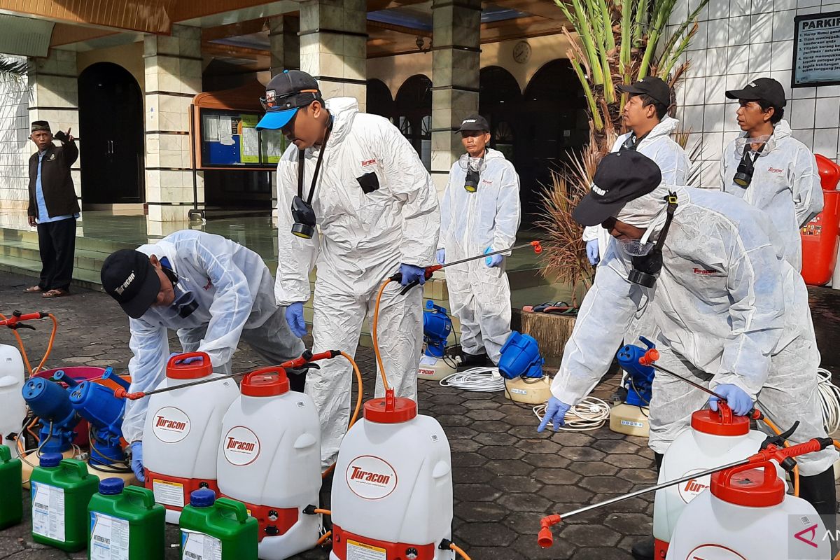 Two million bottles of carbolfuchsin prepared for disinfecting mosques