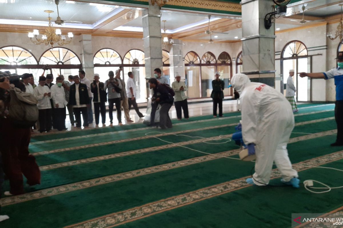 Kalla launches disinfectant spray movement in Jakarta's 10,000 mosques