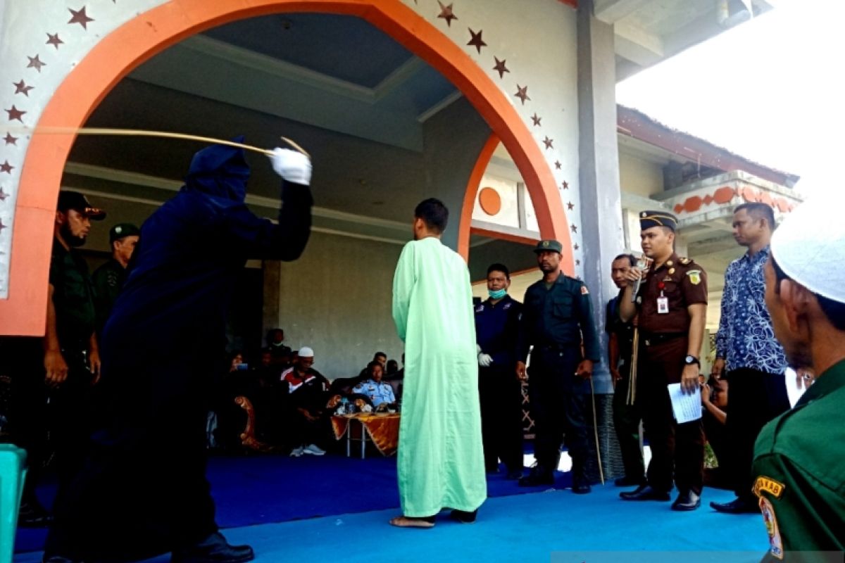 18 orang warga Nagan Raya Aceh dihukum cambuk karena berjudi