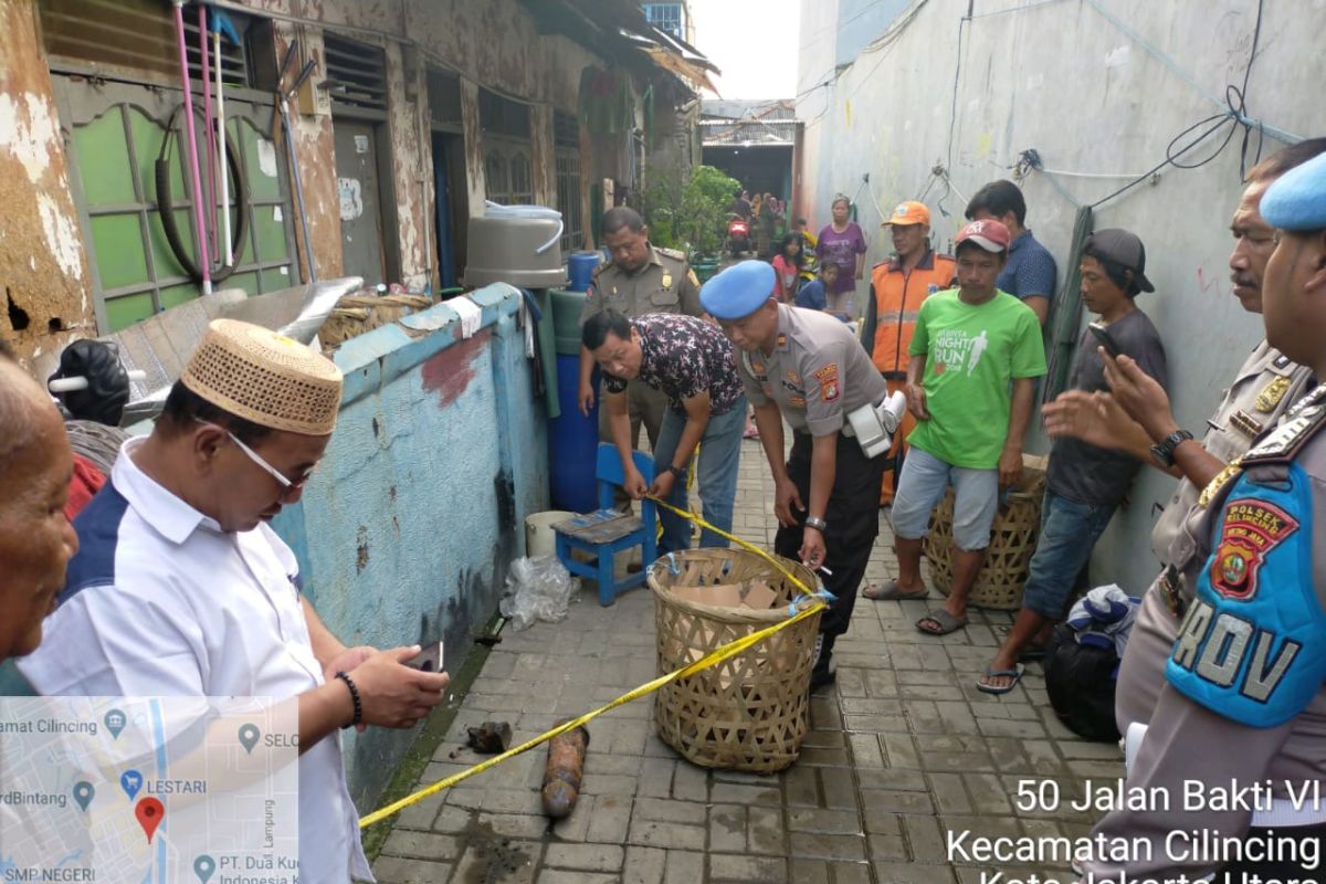 Mortir di pinggir Kali Cakung Drain