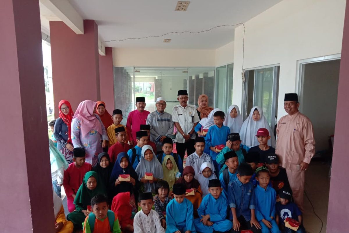 Yayasan Viona Bersaudara serahkan bantuan ke anak yatim piatu