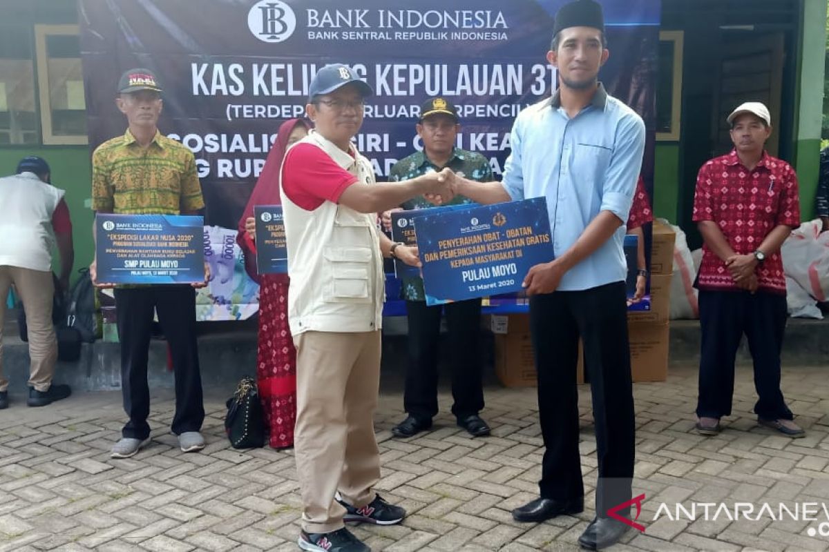 Bank Indonesia menyerahkan bantuan di Pulau Moyo Sumbawa