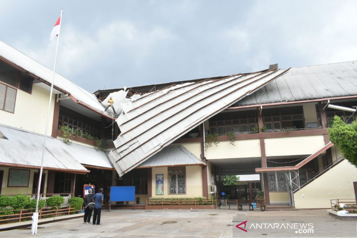 Atap SMP Suster Pontianak rusak akibat diterjang angin kencang