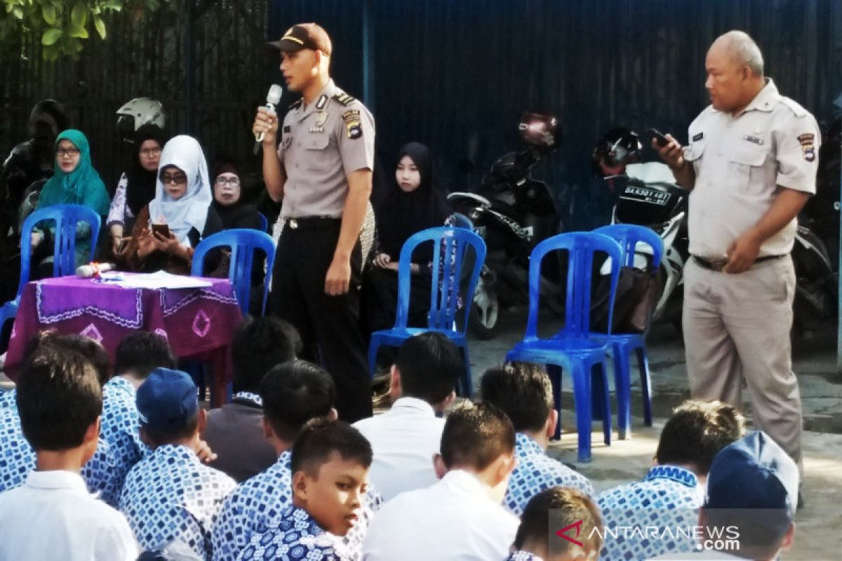 Biddokkes Polda Kalsel berikan penyuluhan terkait Corona ke pelajar SMP