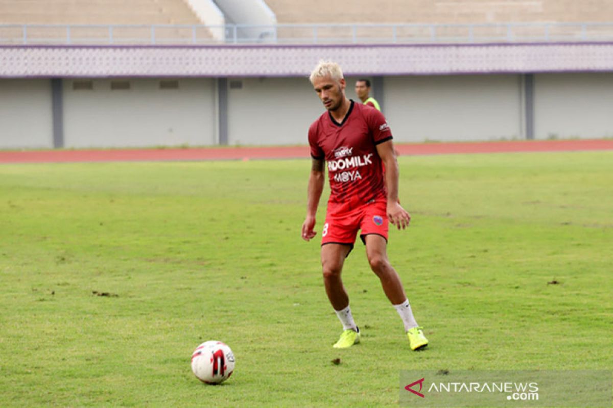 Raphael Maitimo pulang kampung ke Persita Tangerang