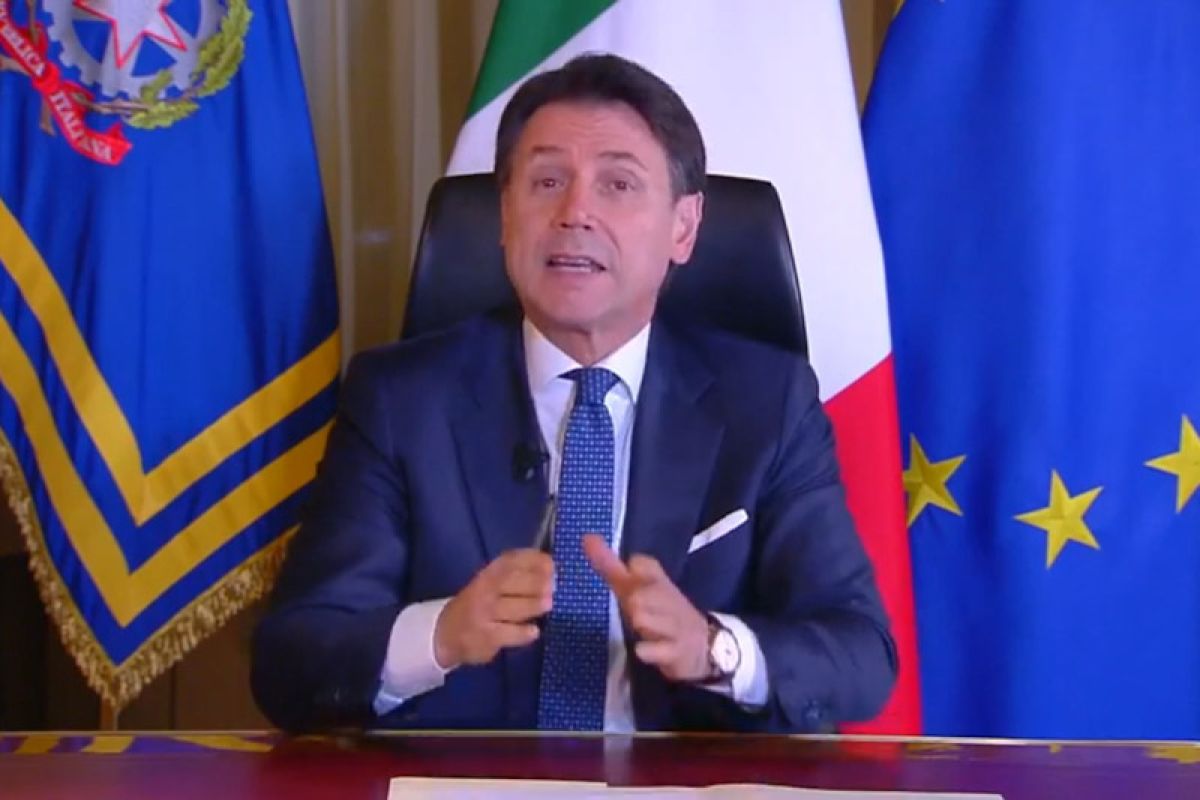 PM Italia Giuseppe  Conte mundur