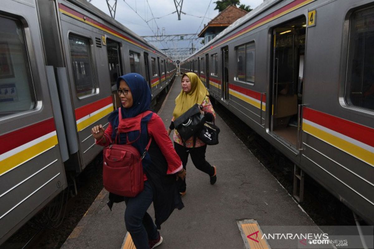 Cegah penyebaran virus corona, KRL hanya beroperasi pukul 06.00-20.00 WIB