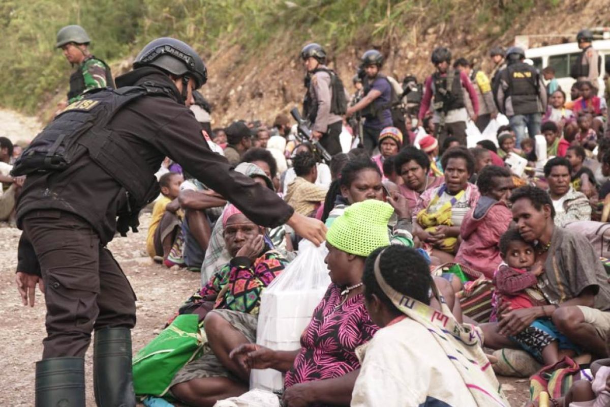 Jayapura youths praise  military for evacuating Tembagapura  residents