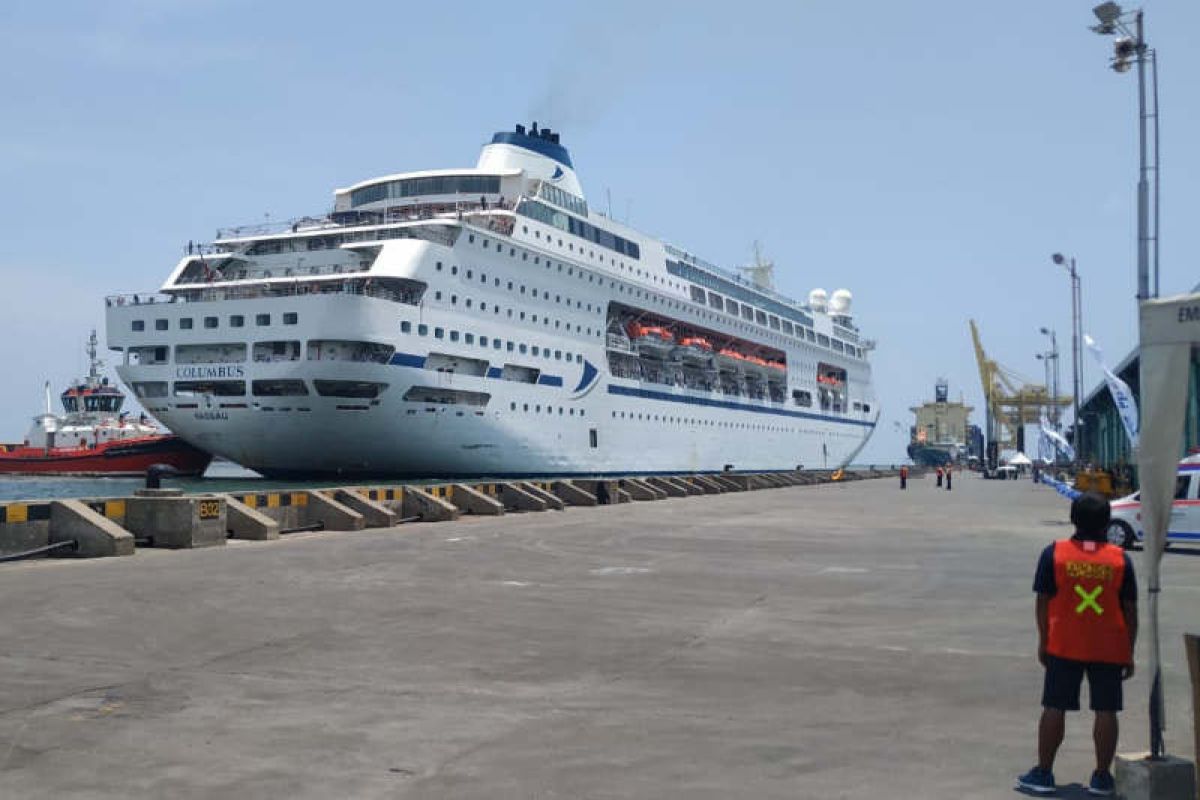 Kapal pesiar MV Colombus bersandar di Pelabuhan Semarang