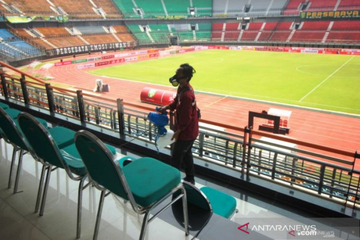 Penonton Persebaya lawan Persipura Jayapura dicek suhu tubuh masuk stadion GBT