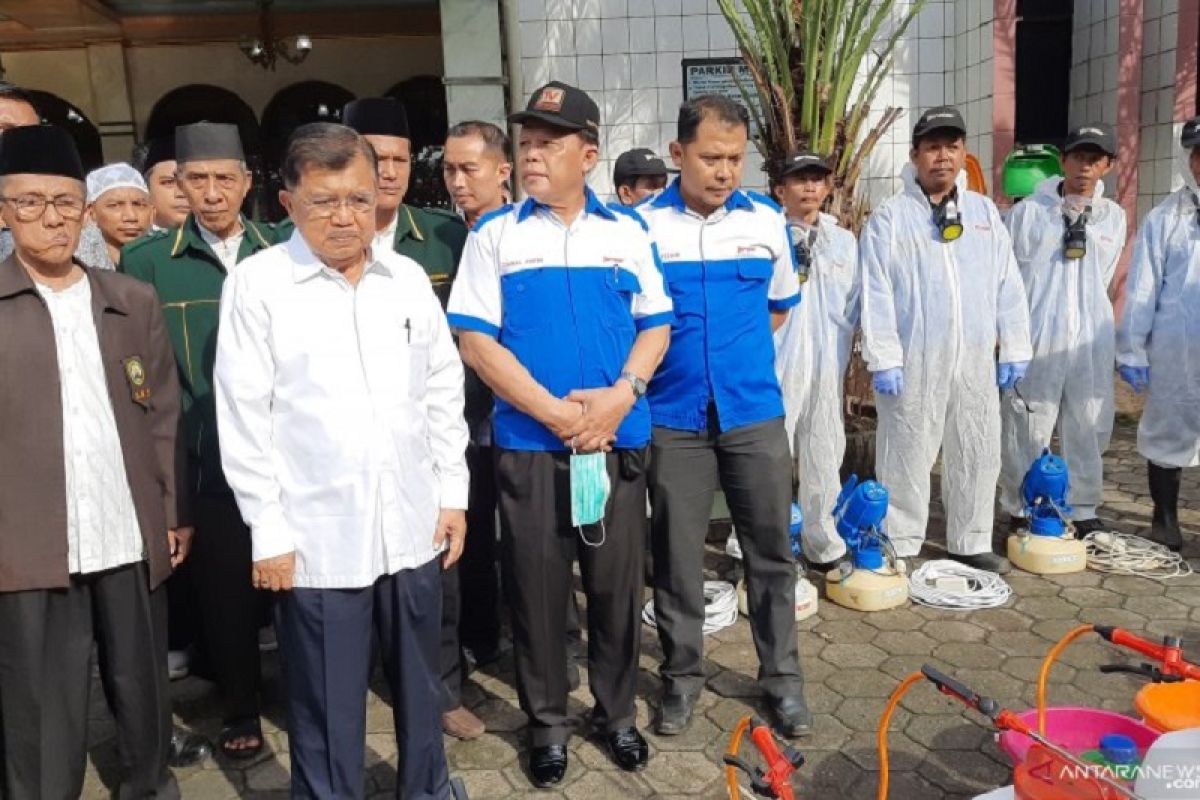 Jusuf Kalla luncurkan Gerakan Semprot Disinfektan 10.000 Masjid