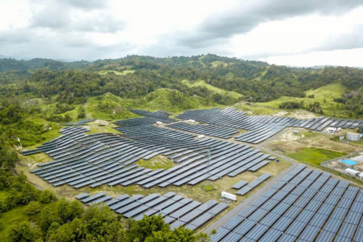 Menengok ladang panel surya terbesar di Indonesia