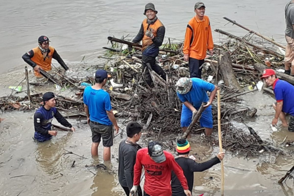 BPBD OKU bersihkan  sampah di sungai antisipasi banjir