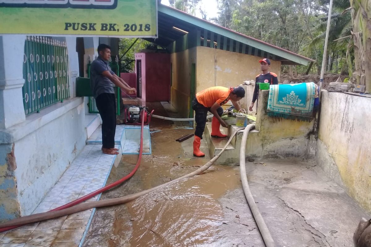 Usai banjir bandang Pemkab Agam fokus bersihkan material lumpur di tempat ibadah dan sekolah