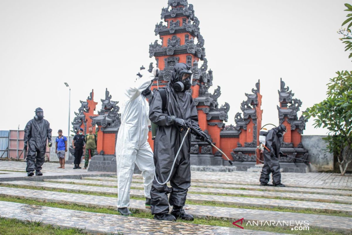 Brimob Kalsel semprotkan disinfektan  cegah corona