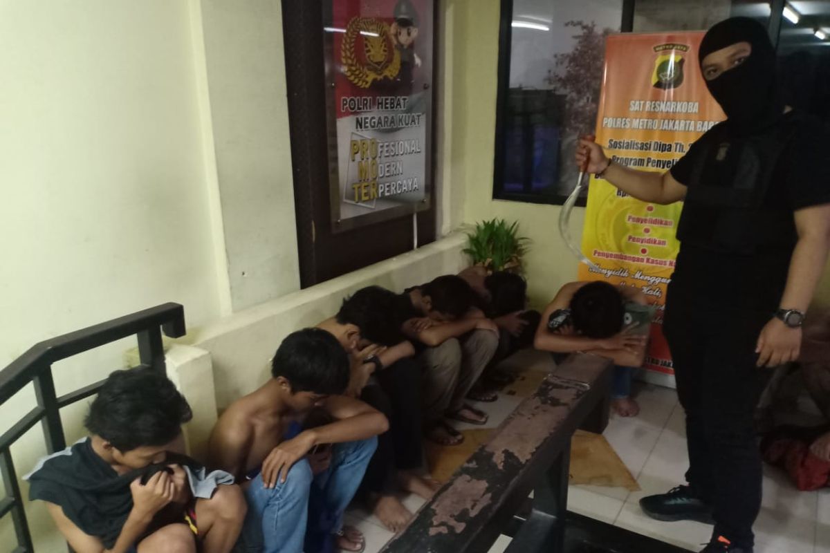 Polisi tahan delapan anggota gangster yang meresahkan warga