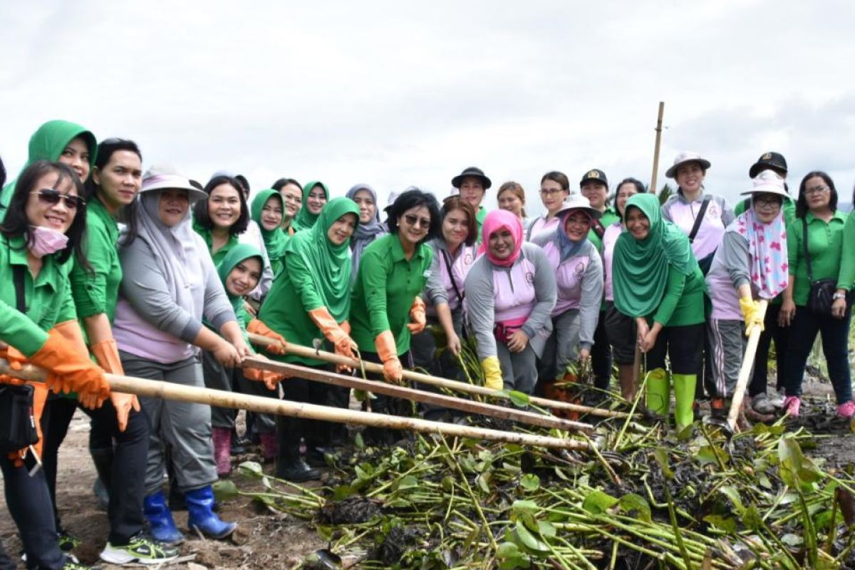 Eceng gondok di Danau Tondano dibersihkan istri prajurit TNI-AD