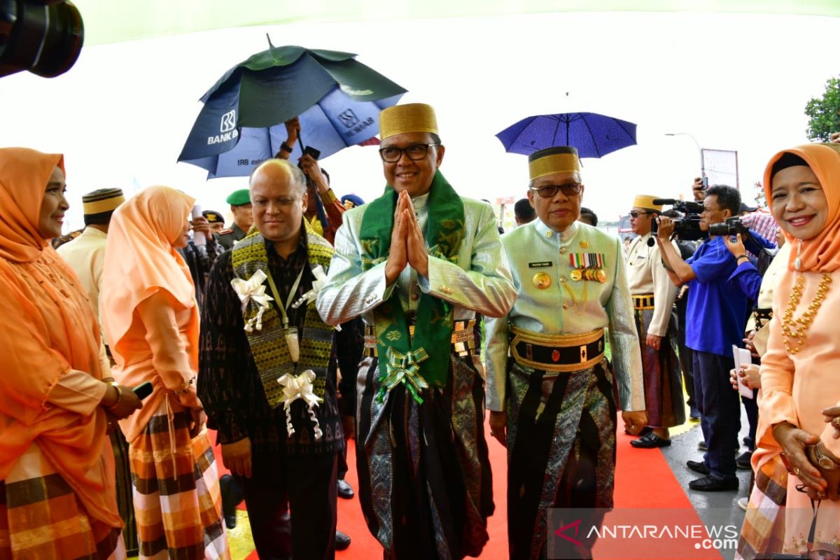 Gubernur Sulsel sosialisasikan salam "Anticorona"