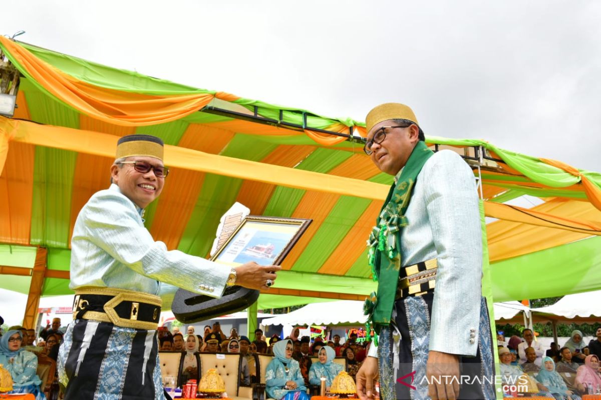 Pada HUT Kota Parepare, Gubernur Sulsel serahkan ambulans laut