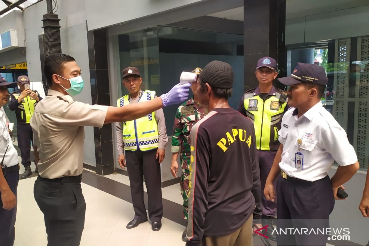 Antisipasi penyebaran COVID-19, penumpang kapal feri Pelabuhan Ketapang Banyuwangi diperiksa suhu tubuh