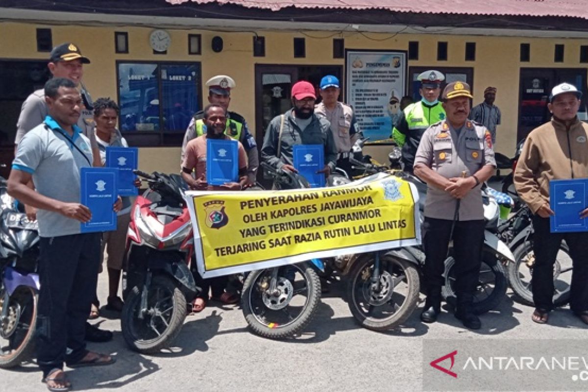 Polres Jayawijaya kembalikan 57 motor hasil curian