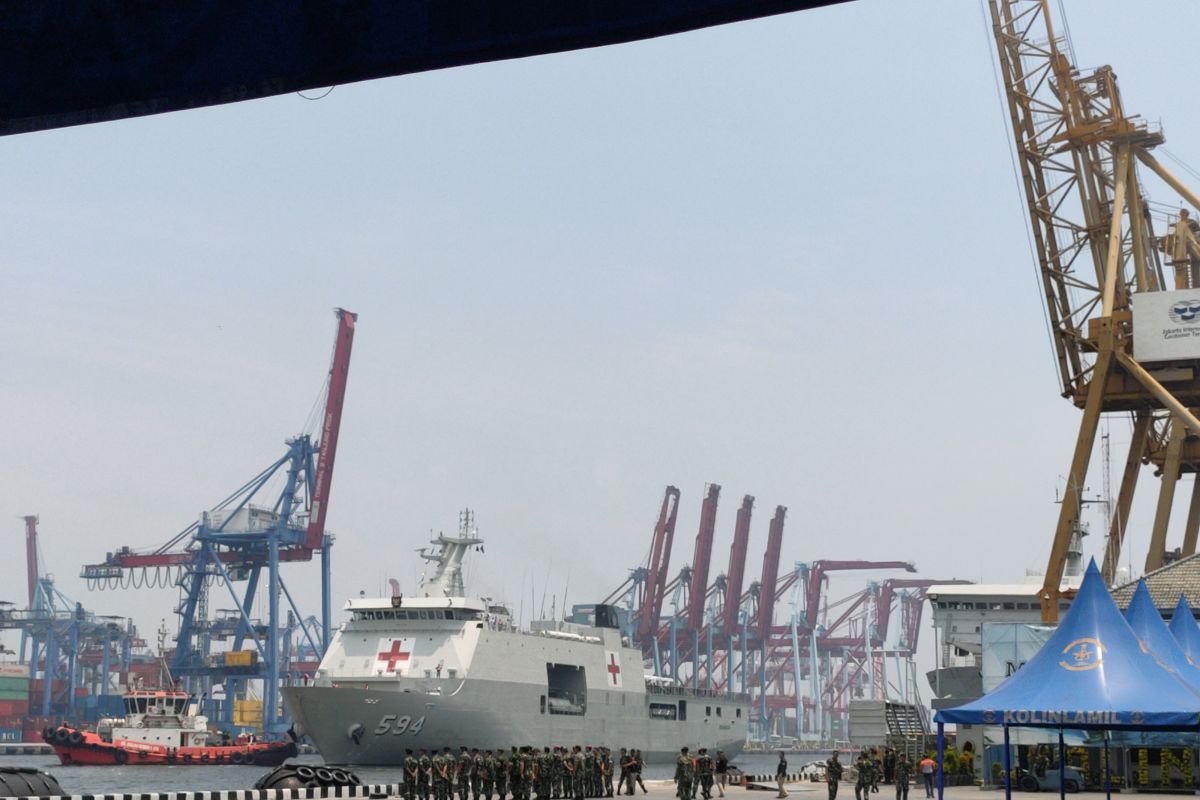 KRI Semarang membawa ABK World Dream tiba di Tanjung Priok