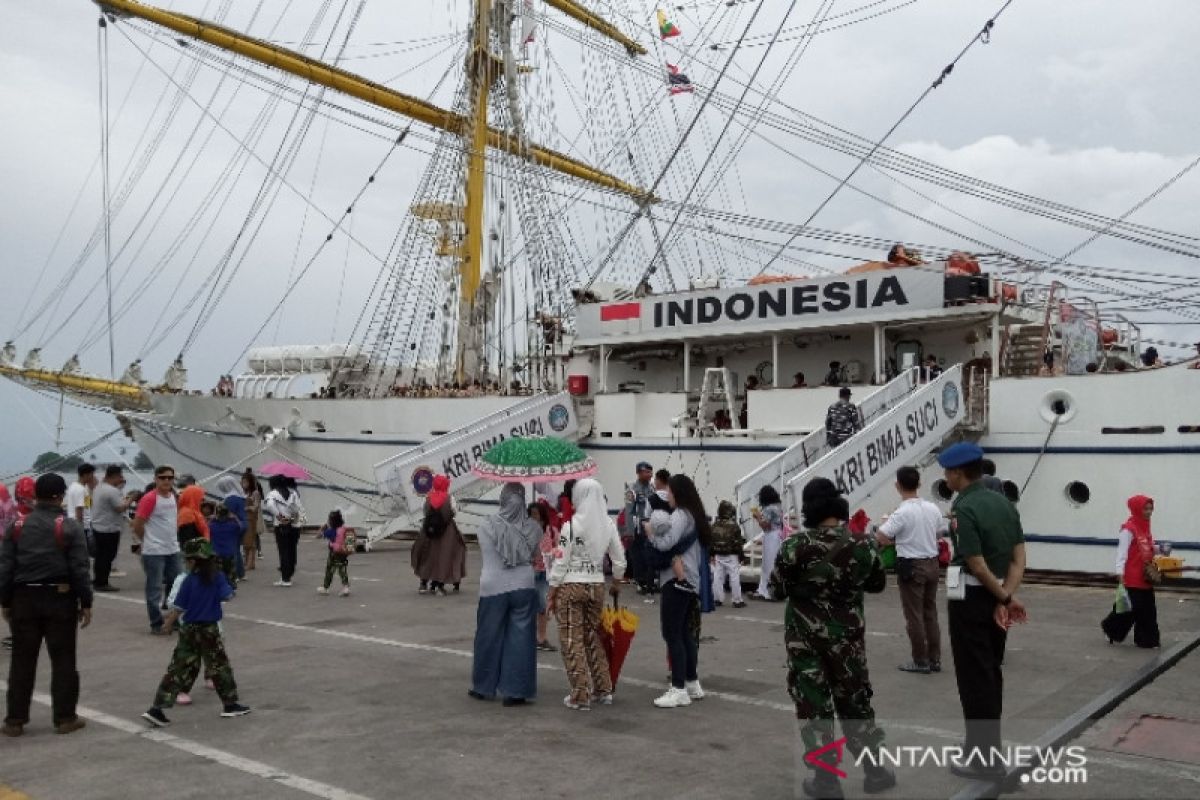 KRI Dewaruci dan KRI Bima Suci diserbu warga dan siswa di Makassar