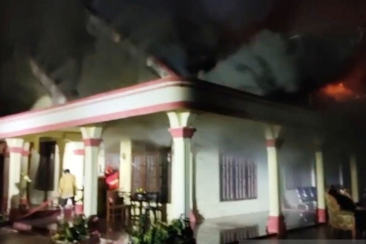 Rumah mantan anggota DPRA Zuriat Suparjo di Aceh Barat terbakar