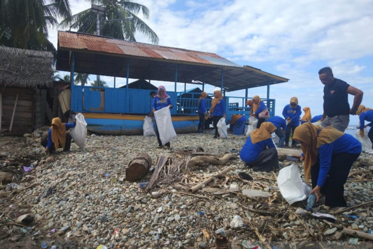DLH Bone Bolango aksi bersih sampah di Pantai Botutonuo