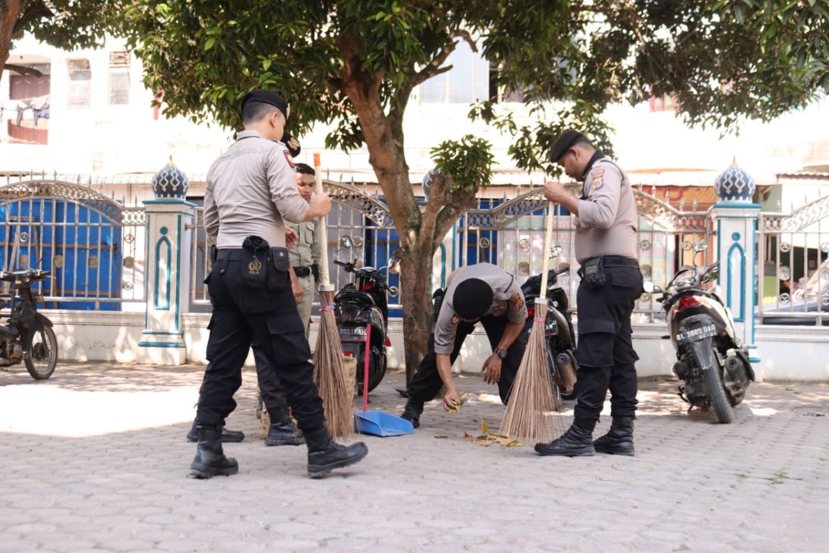 Tangkal corona, polisi Aceh Utara bersih-bersih di masjid dan terminal