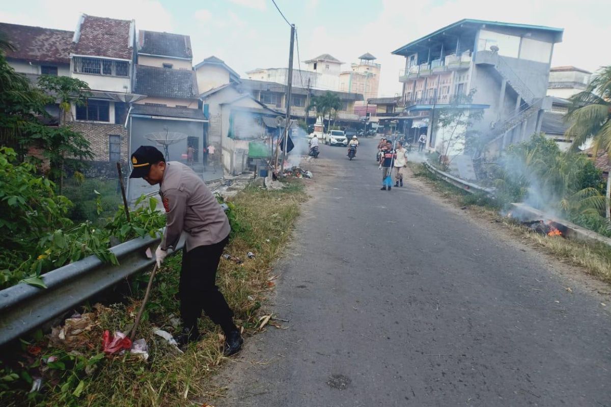 Polsek Belinyu gelar kerja bakti bersama cegah covid-19