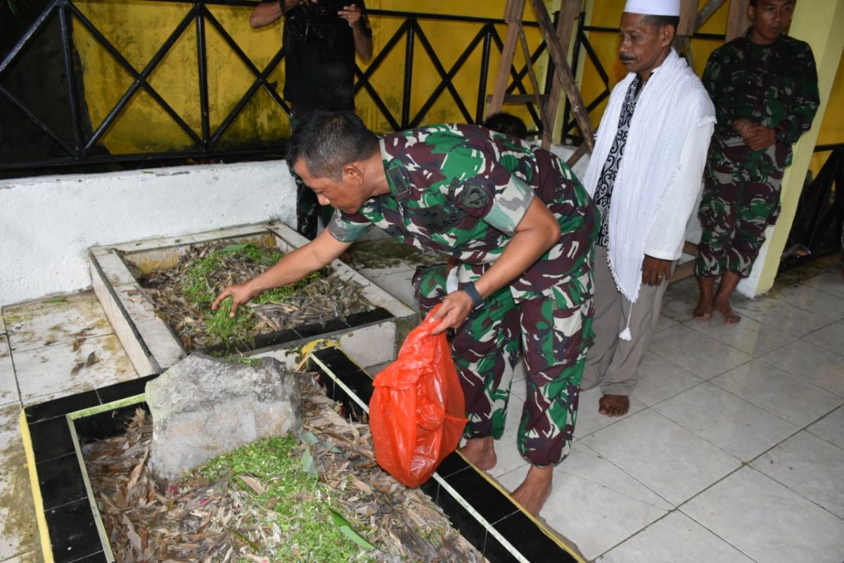 Ratusan anggota TNI jalani tradisi Satuan di Makam Pahlawan Sultan Babullah