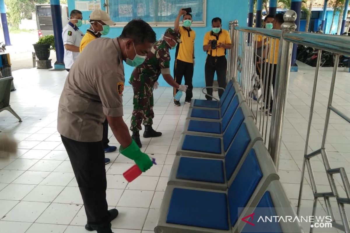 Petugas gabungan di Pamekasan lakukan penyemprotan disinfektan sejumlah fasum