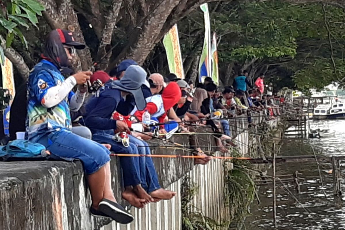 Ratusan peserta lomba mancing memadati Tepian Kayan