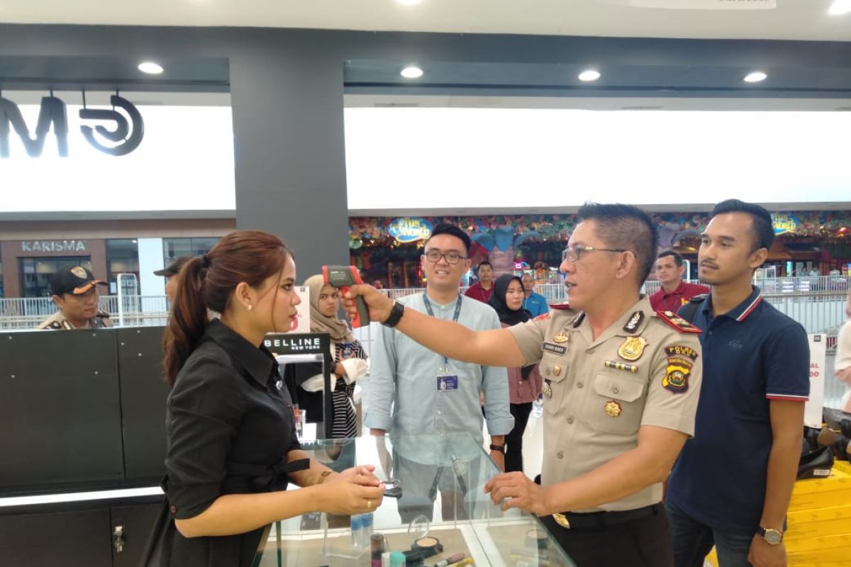Polres OKU periksa pengunjung  Citi Mall Baturaja antisipasi Corona