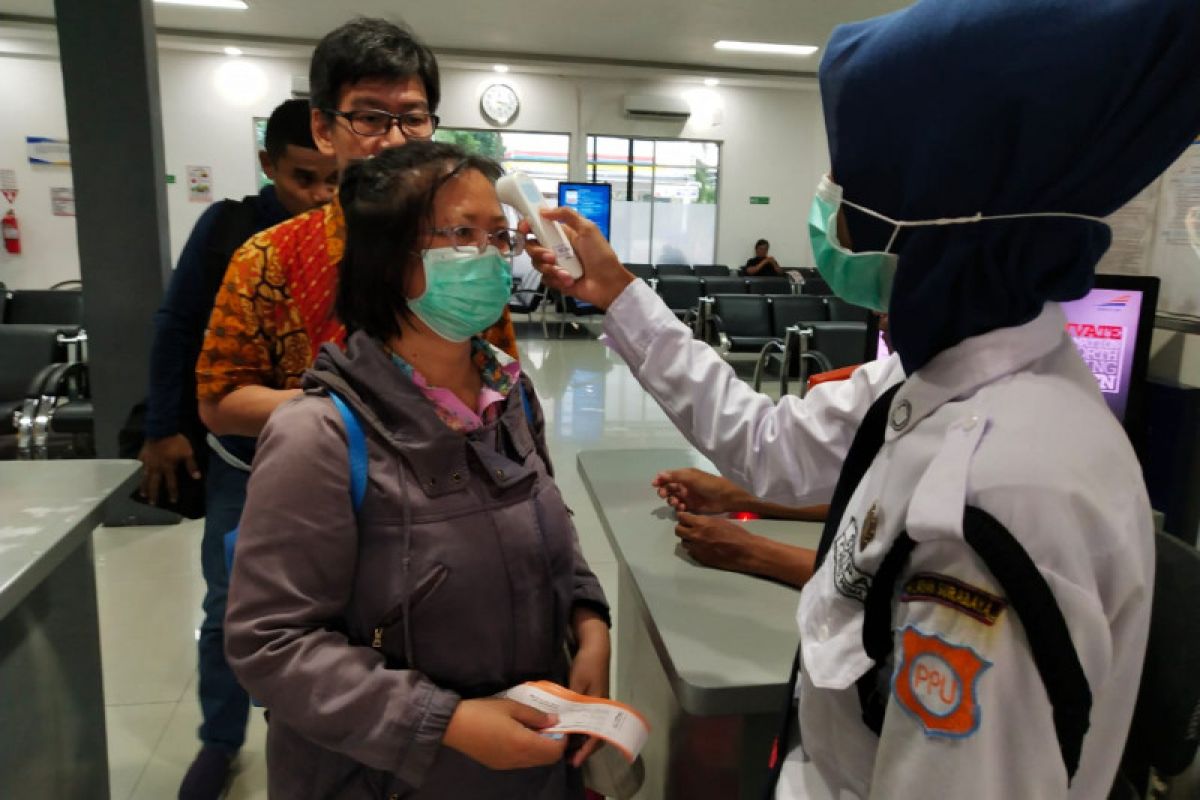 Daop Surabaya siapkan 43  tenaga kesehatan di stasiun antisipasi corona