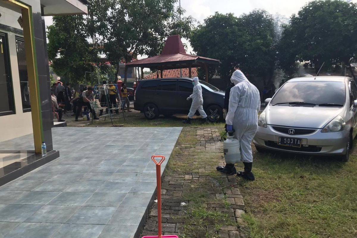 Cegah virus corona, Polresta Bandara Soetta lakukan penyemprotan disinfektan