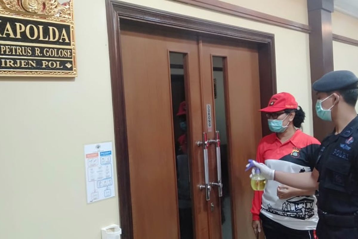 Polisi se-Bali lakukan gerakan desinfeksi di kantornya