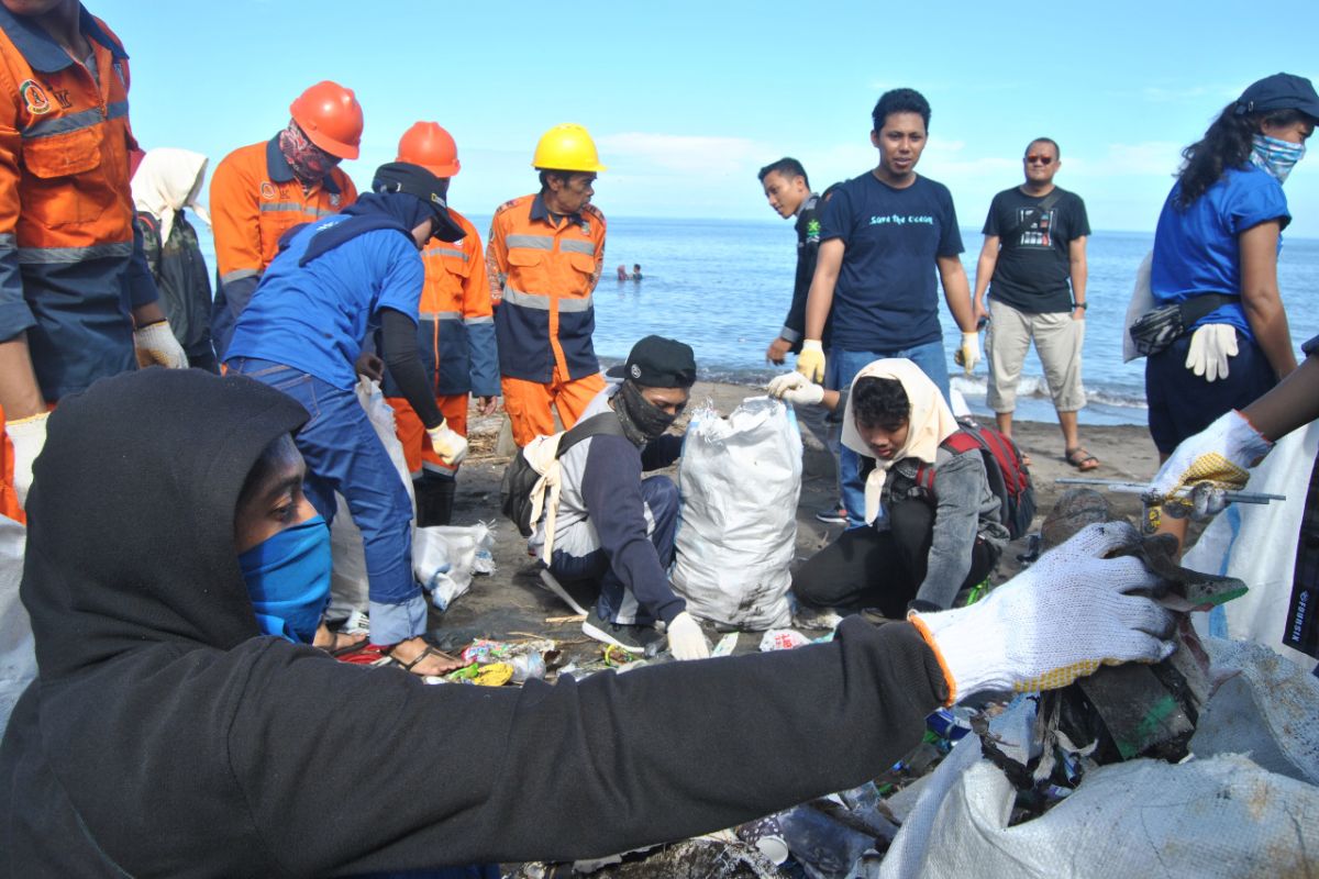 Peserta aksi bersih pantai Makassar kumpulkan 1,4 ton sampah