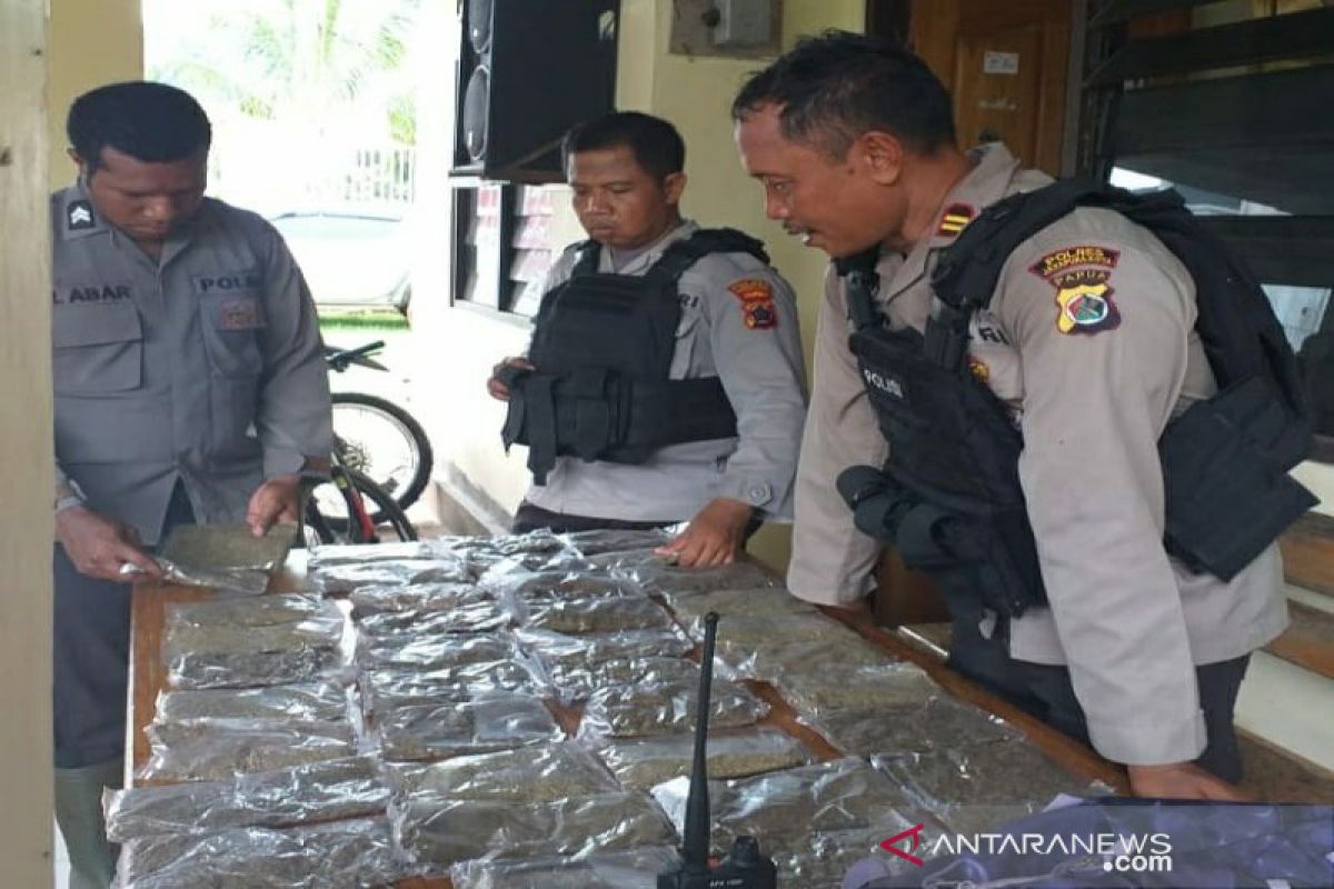 Patroli polisi di perbatasan RI-PNG temukan 40 paket ganja