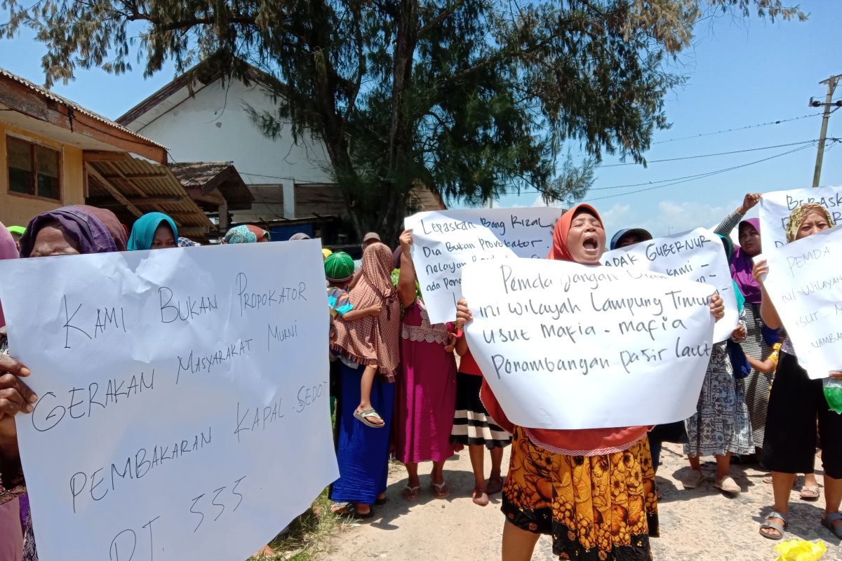 Ratusan ibu-ibu di kampung nelayan Lampung Timur tuntut Safrijal dibebaskan