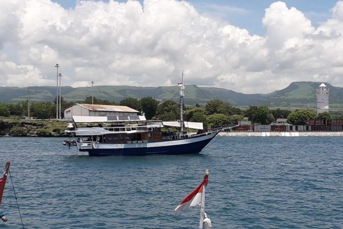 Otoritas pelabuhan tolak kapal wisata bermuatan 10 WNA  hendak berlabuh di Sumba Timur