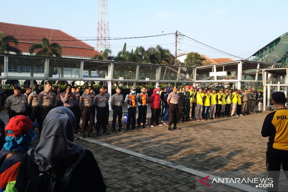 Pemkot Bogor dan Polresta kerja bakti di Stasiun Bogor cegah COVID-19