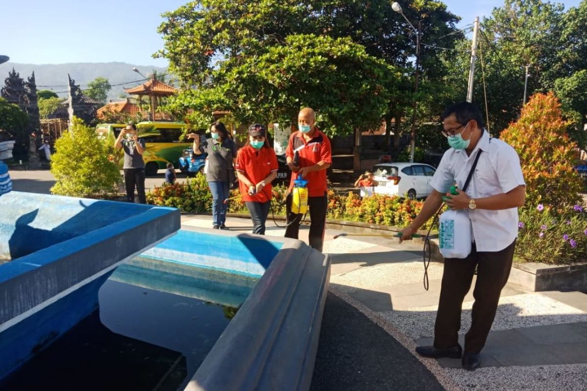 Ruang publik di Buleleng-Bali disemprot desinfektan